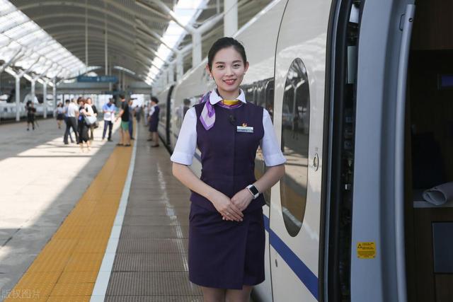 2024年初中毕业女孩读高铁乘务专业好吗 高铁乘务专业前景怎么样？