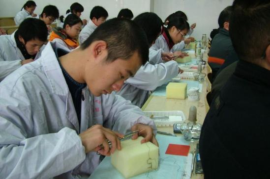 2024年上卫校选择什么专业最吃香 卫校热门专业推荐