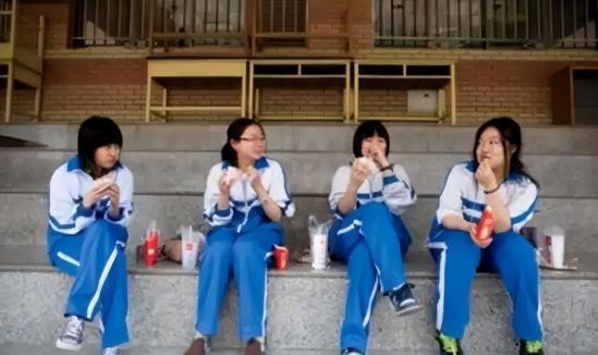 高中女生照片好看的素颜（高一素颜女生图片）