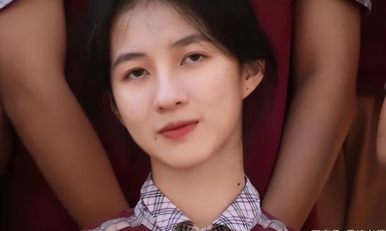 高中女生照片好看的素颜（高一素颜女生图片）